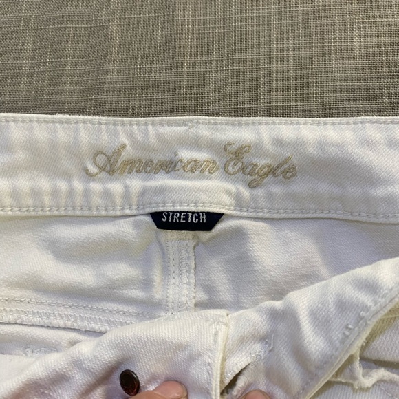 American Eagle Women’s Shorts in white. Women’s size 8 - Picture 8 of 16